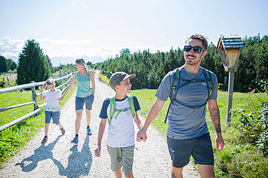 Familie wandert durch die Südtiroler Natur.