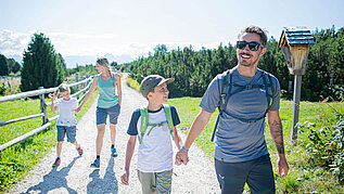 Familie wandert durch die Südtiroler Natur.