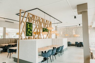 Stilvoll eingerichtetes Restaurant im Familienhotel Friedrichshof mit gemütlichen Sitznischen und Naturakzenten.