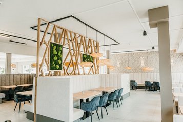 Stilvoll eingerichtetes Restaurant im Familienhotel Friedrichshof mit gemütlichen Sitznischen und Naturakzenten.