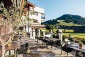 Sonnenterrasse mit Sitzplätzen vor dem Wellness- & Familienhotel Egger im Salzburger Land.