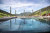 Outdoor-Pool mit wundervollem Blick auf die umliegende Landschaft vom Familienhotel Galtenberg Family & Wellness Resort in Tirol.