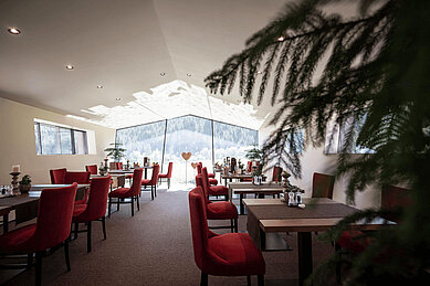 Heller Restaurantbereich in den Mons Silva Private Luxury Chalets in Südtirol.