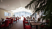 Heller Restaurantbereich in den Mons Silva Private Luxury Chalets in Südtirol.