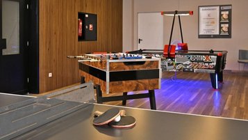 Teensbereich mit Tischtennis, Airhockey und Kicker im Familienhotel Sonnenhügel im Rhön.
