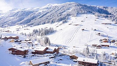 Außenansicht des Galtenberg Family & Wellness Resorts im Winter in Tirol.