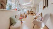Heller Eingangsbereich des Babyclubs im Familienhotel Habachklause mit Spielsachen und gemütlichen Sitzgelegenheiten.
