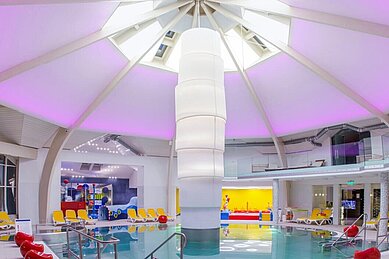 Indoor-Schwimmbad mit Kinderspielbereich im Familienhotel Kolping Hotel Spa & Family Resort in Ungarn.
