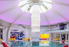 Indoor-Schwimmbad mit Kinderspielbereich im Familienhotel Kolping Hotel Spa & Family Resort in Ungarn.