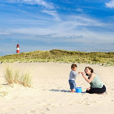 Mutter und Tochter verbringen ihren Familienurlaub in Deutschland am Meer.