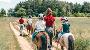 Beim geführten Ponyreiten erleben Kinder unvergessliche Momente im Familienhotel Friedrichshof.