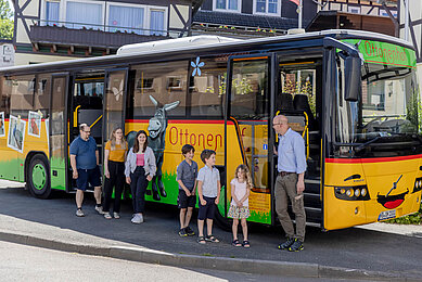 Der hoteleigene Bus für eine Bustour für Groß und Klein im Familienhotel Ottonenhof.