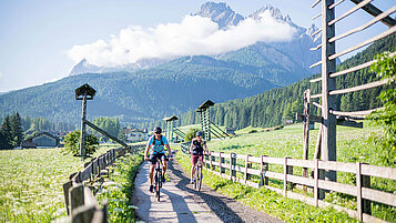 Fahrrad fahren durch Südtirol bietet sich super als Familienurlaub an, um die Landschaft, Berge und deren Ausblick im Sommer zu genießen.