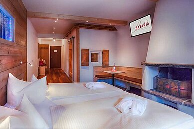 Gemütliche 2-Raum Juniorsuite mit einem Kamin im Familienhotel Bavaria im Allgäu.