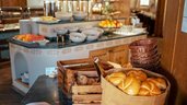 Reichhaltiges Frühstücksbuffet mit frischen Brötchen und Aufschnitt im Familienhotel Kindl