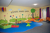 Kleinkind und Babyspielbereich "Käferl Krabbel Garten" im Familienhotel Schreinerhof.