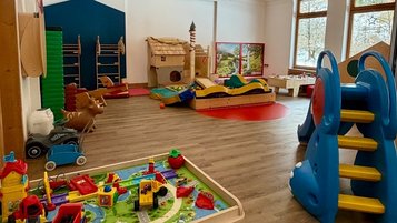Großer Spielbereich im Happy-Club mit vielen verschiedenen Spielmöglichkeiten im Familienhotel Bavaria im Allgäu.