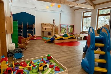 Großer Spielbereich im Happy-Club mit vielen verschiedenen Spielmöglichkeiten im Familienhotel Bavaria im Allgäu.