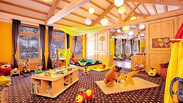 Großer Spielbereich im Happy-Club mit vielen verschiedenen Spielmöglichkeiten im Familienhotel Bavaria im Allgäu.