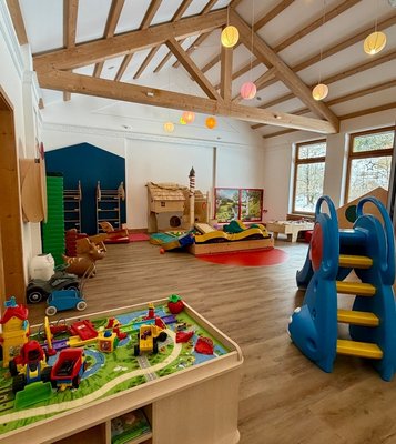 Großer Spielbereich im Happy-Club mit vielen verschiedenen Spielmöglichkeiten im Familienhotel Bavaria im Allgäu.