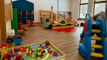 Großer Spielbereich im Happy-Club mit vielen verschiedenen Spielmöglichkeiten im Familienhotel Bavaria im Allgäu.
