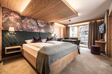 Elternschlafbereich im Familienzimmer des Galtenberg Family & Wellness Resorts in Tirol.