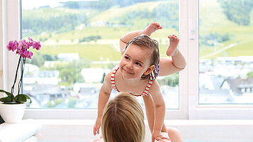 Mutter und Tochter entspannen im Whirlpool mit Blick auf die Landschaft im Familienhotel Sonnenpark.