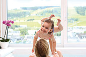 Mutter und Tochter entspannen im Whirlpool mit Blick auf die Landschaft im Familienhotel Sonnenpark.