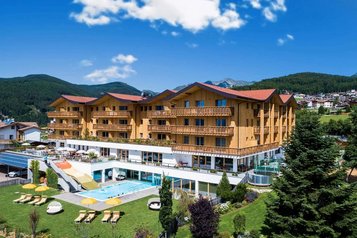 Außenansicht im Sommer vom Family Home Alpenhof in Südtirol.