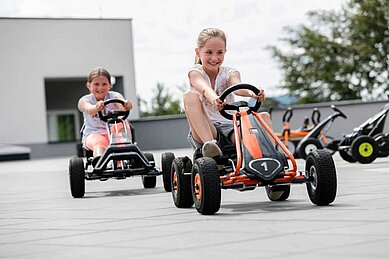 Kart fahren im Hof im Familienhotel Aigo welcome family in Oberösterreich