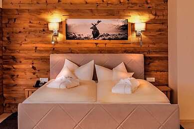 2-Raum-Suite mit gemütlichem Doppelbett im Familienhotel Bavaria im Allgäu.