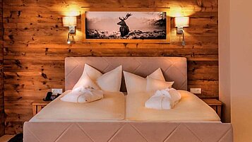 2-Raum-Suite mit gemütlichem Doppelbett im Familienhotel Bavaria im Allgäu.