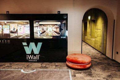 Indoor-Spielbereich mit IWall und gemütlichen Sitzkissen für Action im Familienurlaub im Wellness- & Familienhotel Egger