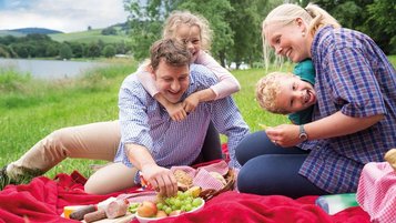 Ein gemeinsames Familienpicknick im Grünen rund um das Familienhotel Ottonenhof im Sauerland.