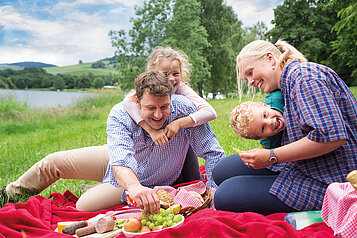 Ein gemeinsames Familienpicknick im Grünen rund um das Familienhotel Ottonenhof im Sauerland.