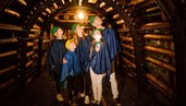 Familie beim Besuch des Bergwerks nahe des Familienhotels Elldus Resort.