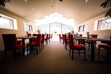 Der lichtdurchflutete Speiseraum im Familienhotel Alpura Retreat in Südtirol lädt zu entspannten Mahlzeiten ein.