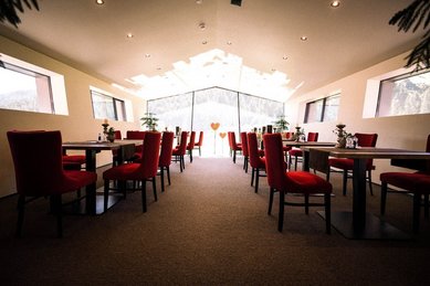 Der lichtdurchflutete Speiseraum im Familienhotel Alpura Retreat in Südtirol lädt zu entspannten Mahlzeiten ein.