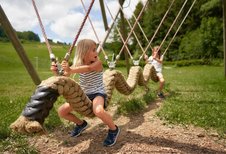 Kinder spielen auf dem Außenspielplatz des Schreinerhofs.
