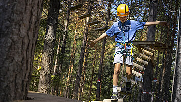 Balance halten ist wichtig im Kletterpark. Die Moosalm bietet als Ausflugsziel in Tirol luftige Aktivitäten.