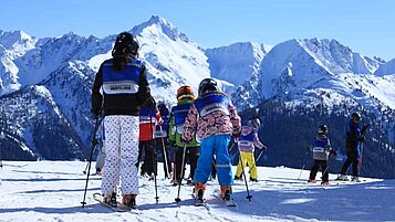 Kinderskikurs mit unseren top ausgebildeten Skilehrern. So sind die ersten Schwünge schnell erlernt beim Familienurlaub im Almfamilyhotel Scherer in Tirol.
