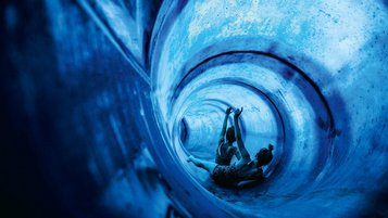 Kinder rutschen die Wasserrutze im Familienhotel Ulrichshof im Bayerischenwald.
