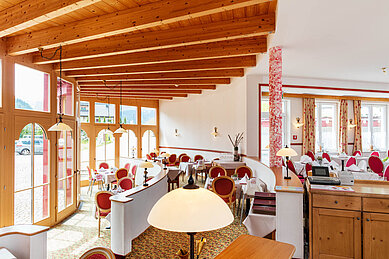 Restaurant mit gedeckten Tischen im Familienhotel Kaiserhof an der Zugspitze.