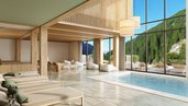 Heller, moderner Indoor-Poolbereich im Familienhotel Bella Vista mit großen Panoramafenstern, gemütlichen Liegen und Blick auf bewaldete Berghänge.