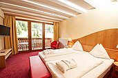 Elternschlafbereich in einem Familienzimmer des Familienhotels Kirchheimerhof in Kärnten.