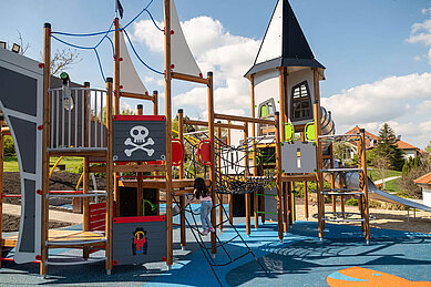 Großer Piratenspielplatz auf dem Gelände des Kolping Hotel Spa & Family Resorts in Ungarn.