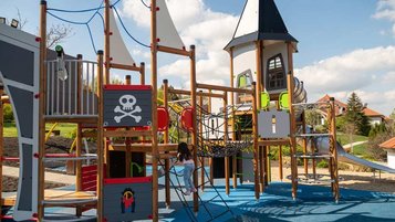 Großer Piratenspielplatz auf dem Gelände des Kolping Hotel Spa & Family Resorts in Ungarn.