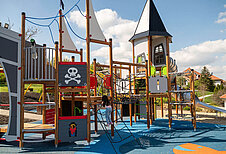 Großer Piratenspielplatz auf dem Gelände des Kolping Hotel Spa & Family Resorts in Ungarn.