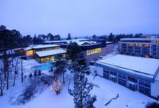 Außenansicht des Familienhotels Sonnenhügel in der Rhön im Winter.