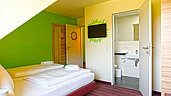 Zimmer mit Doppelbett und direktem Zugang zum Badezimmer im Familienhotel Rhön Feeling.